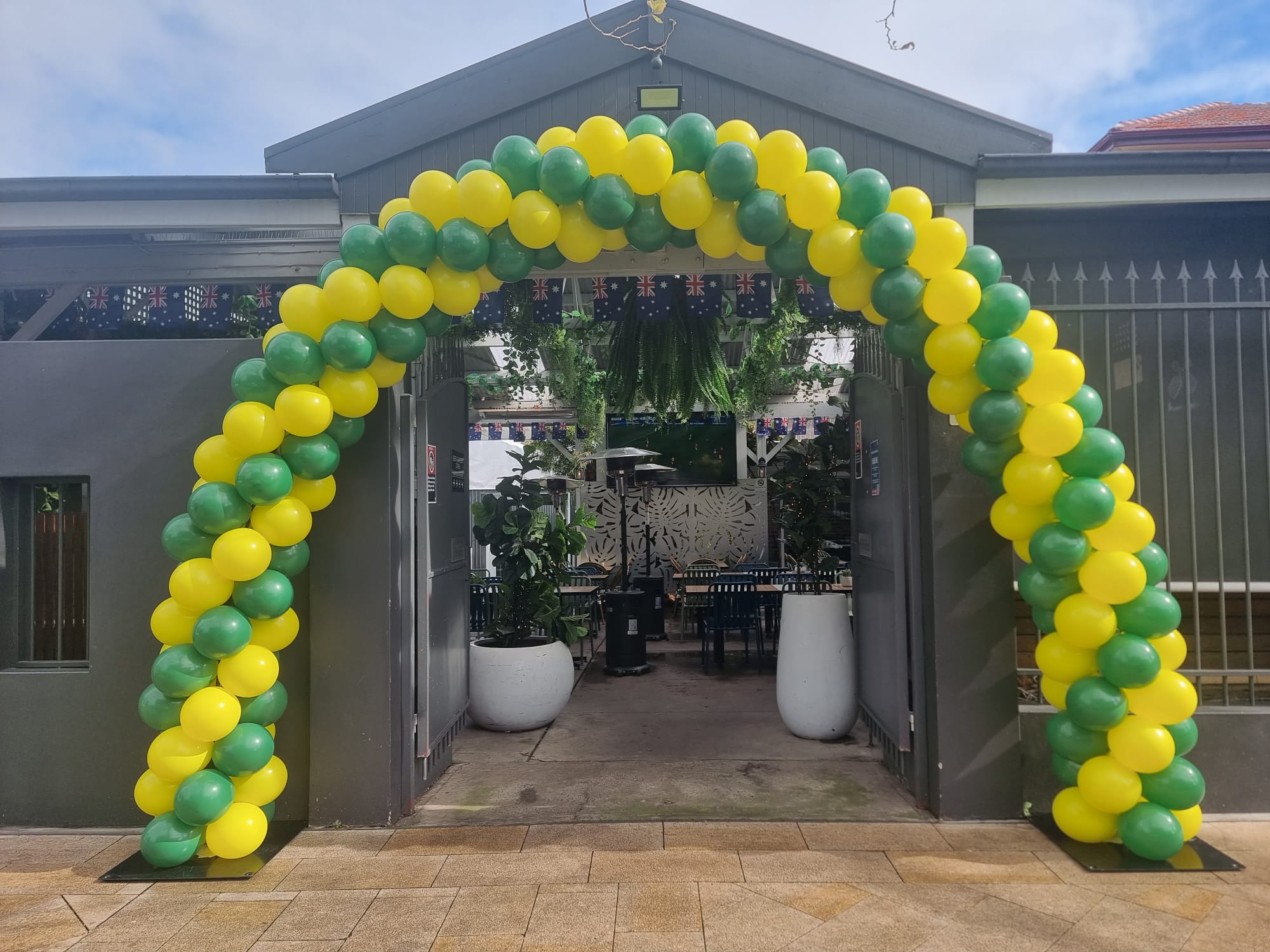 🎈 Balloon Garlands vs Balloon Arches: What’s Right for Your Sydney Event?